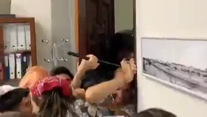 Desalojan a golpes a los estudiantes encerrados en la Universidad de Sevilla en protesta contra el genocidio en Gaza