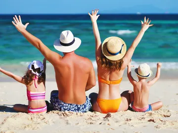 Familia con niños en la playa Familia con niños en la playa