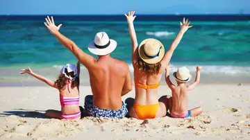 Familia con niños en la playa Familia con niños en la playa