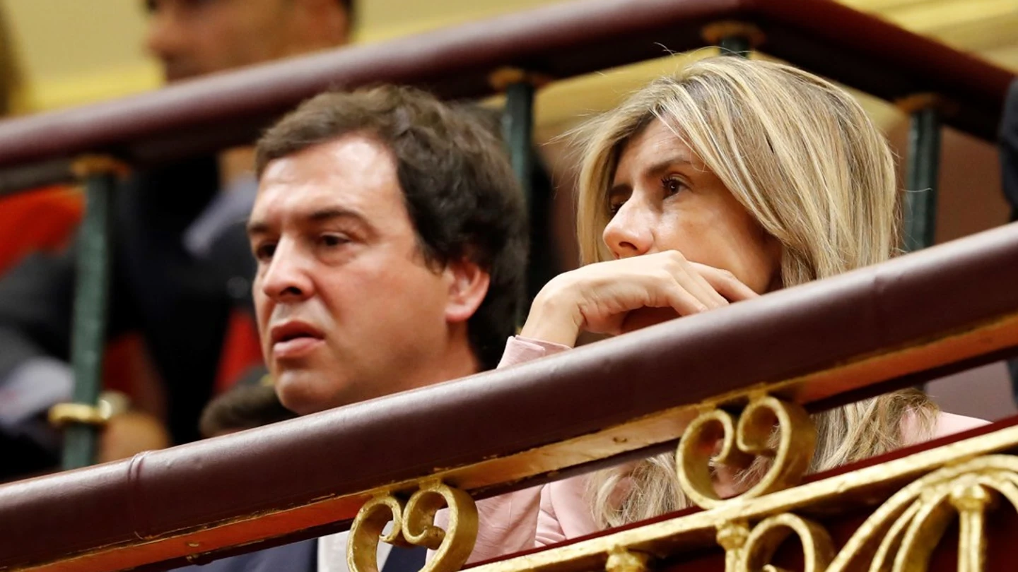 La esposa de Pedro Sánchez, Begoña Gómez, y su hermano, David Sánchez, en la tribuna de invitados del Congreso de los Diputados. La esposa de Pedro Sánchez, Begoña Gómez, y su hermano, David Sánchez, en la tribuna de invitados del Congreso de los Diputados./ EFE/Ballesteros