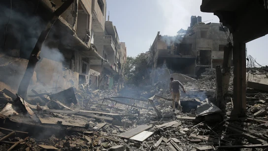 Restos tras un ataque israelí contra el campamento de refugiados de Nuseirat, en la Franja de Gaza Restos tras un ataque israelí contra el campamento de refugiados de Nuseirat, en la Franja de Gaza