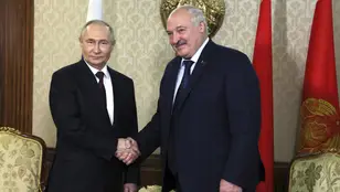 El presidente Vladimir Putin, a la izquierda, estrecha la mano del presidente bielorruso, Alexander Lukashenko.