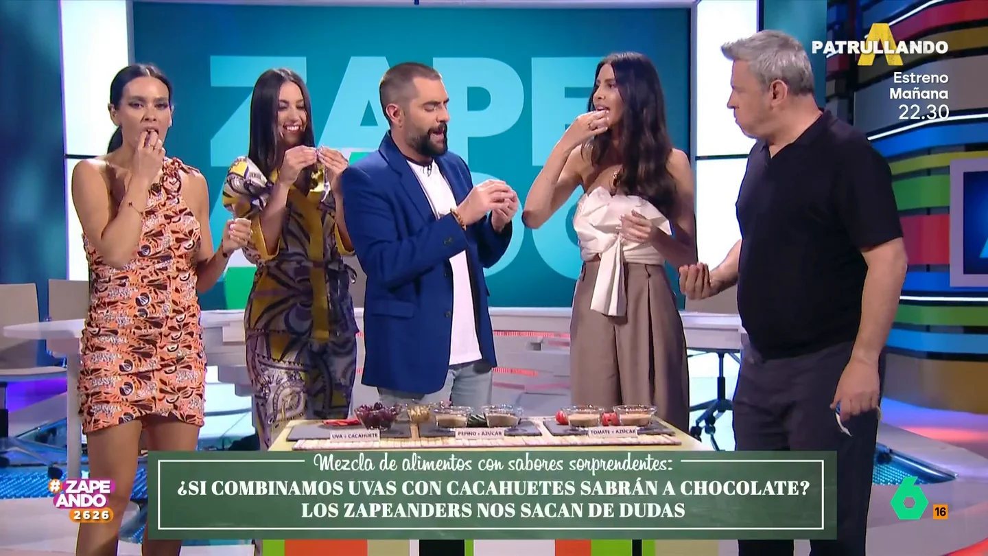 ¿Es cierto que mezclar uvas con cacahuete sabe a chocolate? La sorprendente 'cata' de Maya Pixelskaya en Zapeando ¿Realmente al combinar uvas y cacahuete sabe a chocolate? ¿El pepino con azúcar se convierte en el sabor de la sandía? ¿Tomate y azúcar engaña al paladar como si fuera fresa? Los zapeadores se enfrentan a estos experimentos en este vídeo.