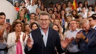 El líder del PP, Alberto Núñez Feijóo (centro), junto cabeza de lista del PP a las elecciones europeas, Dolors Montserrat