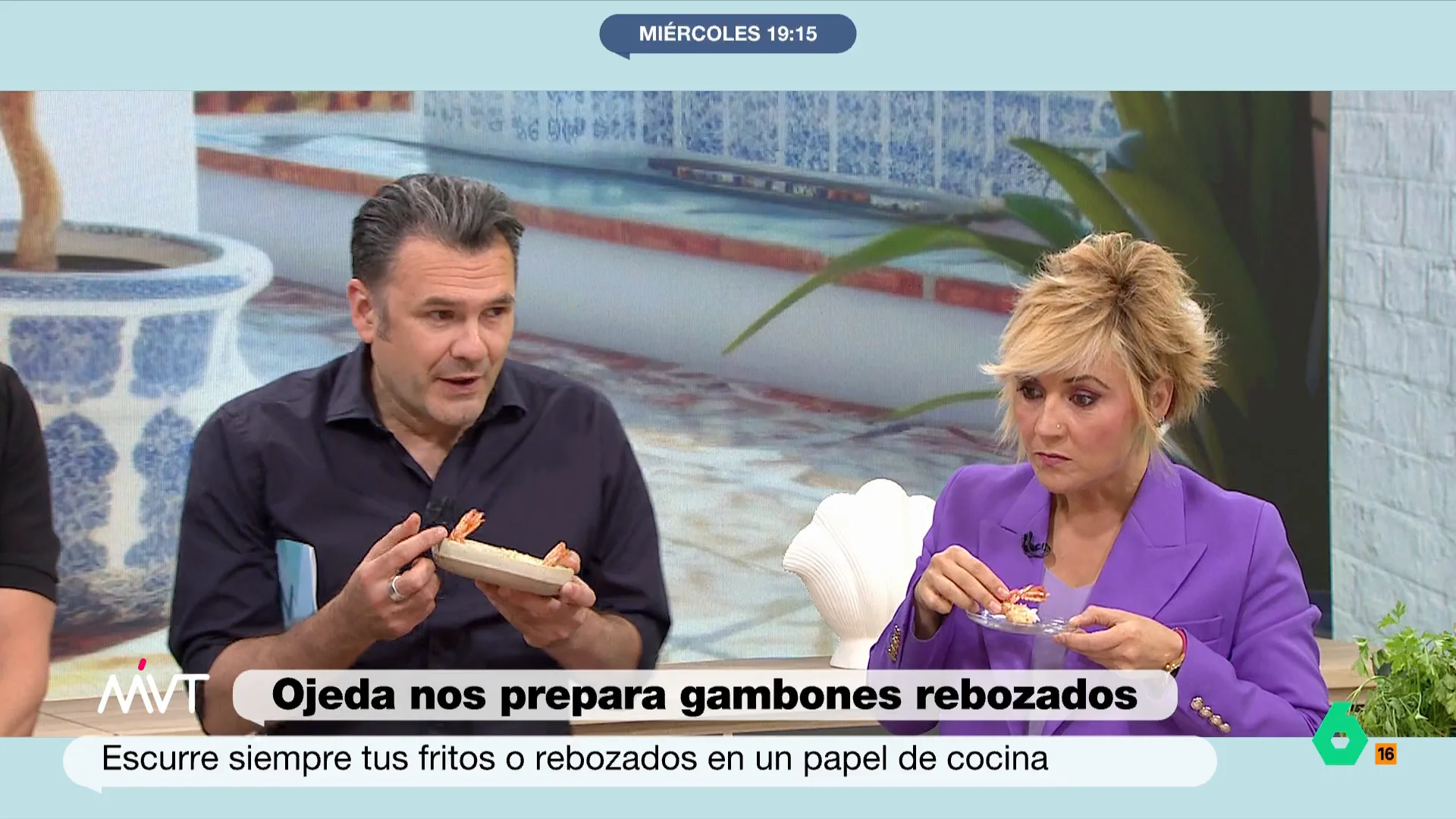 Pablo Ojeda habla hoy de rebozados y cocina unos gambones con panko, un pan japonés, que salen de la sartén en pocos minutos. La reacción de Cristina Pardo e Iñaki López a la celeridad, y el sabor, del plato, en este vídeo de Más Vale Tarde.