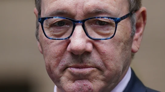 Kevin Spacey en declaraciones a los medios. Kevin Spacey en declaraciones a los medios.