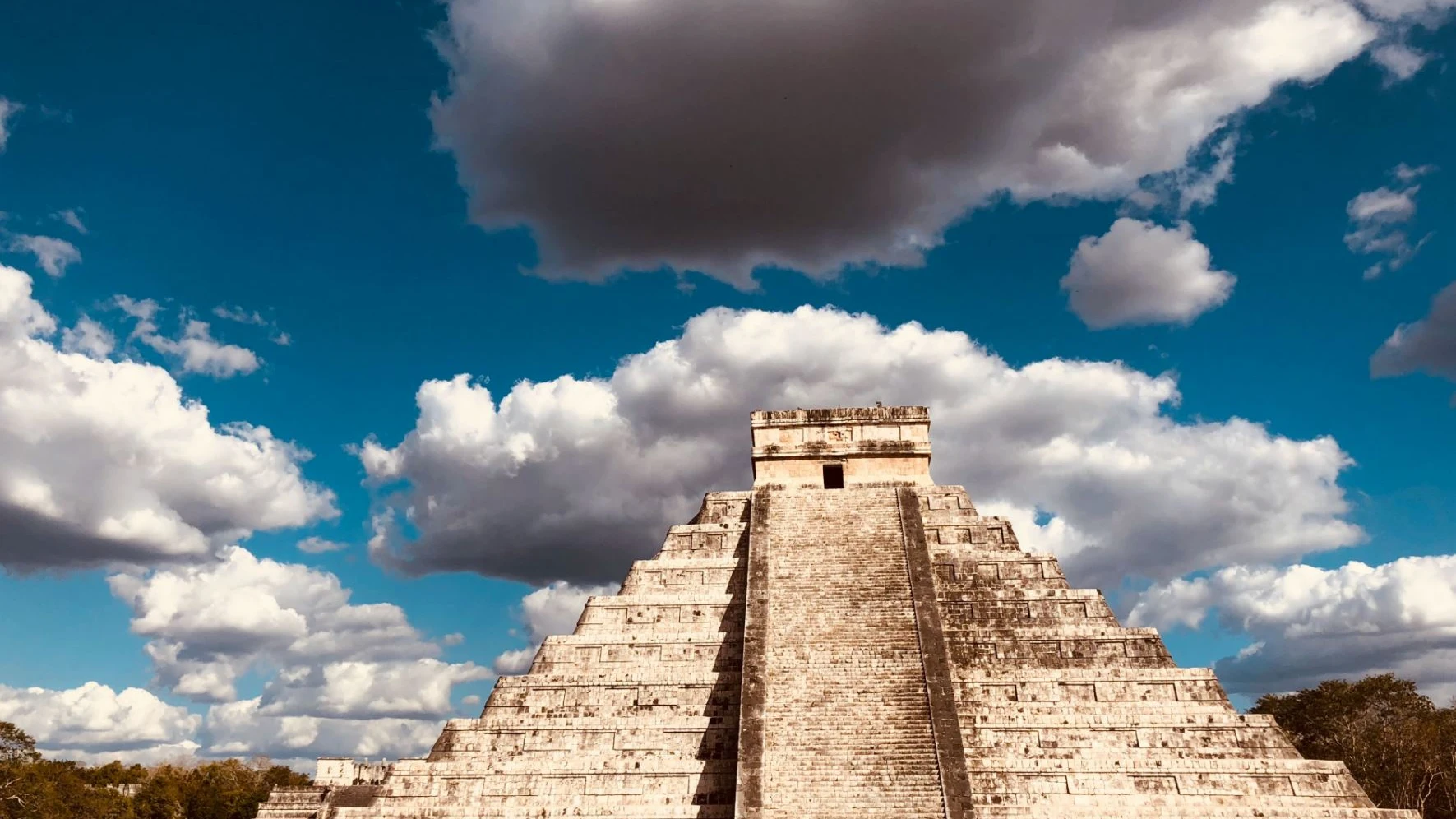 El Castillo', también conocido como el Templo de Kukulcán, es una de las estructuras más grandes de Chichén Itzá y su arquitectura refleja sus lejanas conexiones políticas.