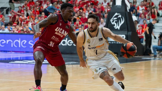 Facundo Campazzo avanza con el balón ante la presión de Dylan Ennis Facundo Campazzo avanza con el balón ante la presión de Dylan Ennis