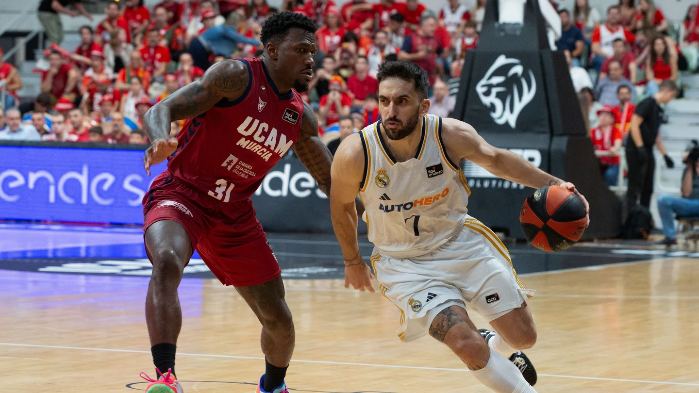 Facundo Campazzo avanza con el balón ante la presión de Dylan Ennis Facundo Campazzo avanza con el balón ante la presión de Dylan Ennis