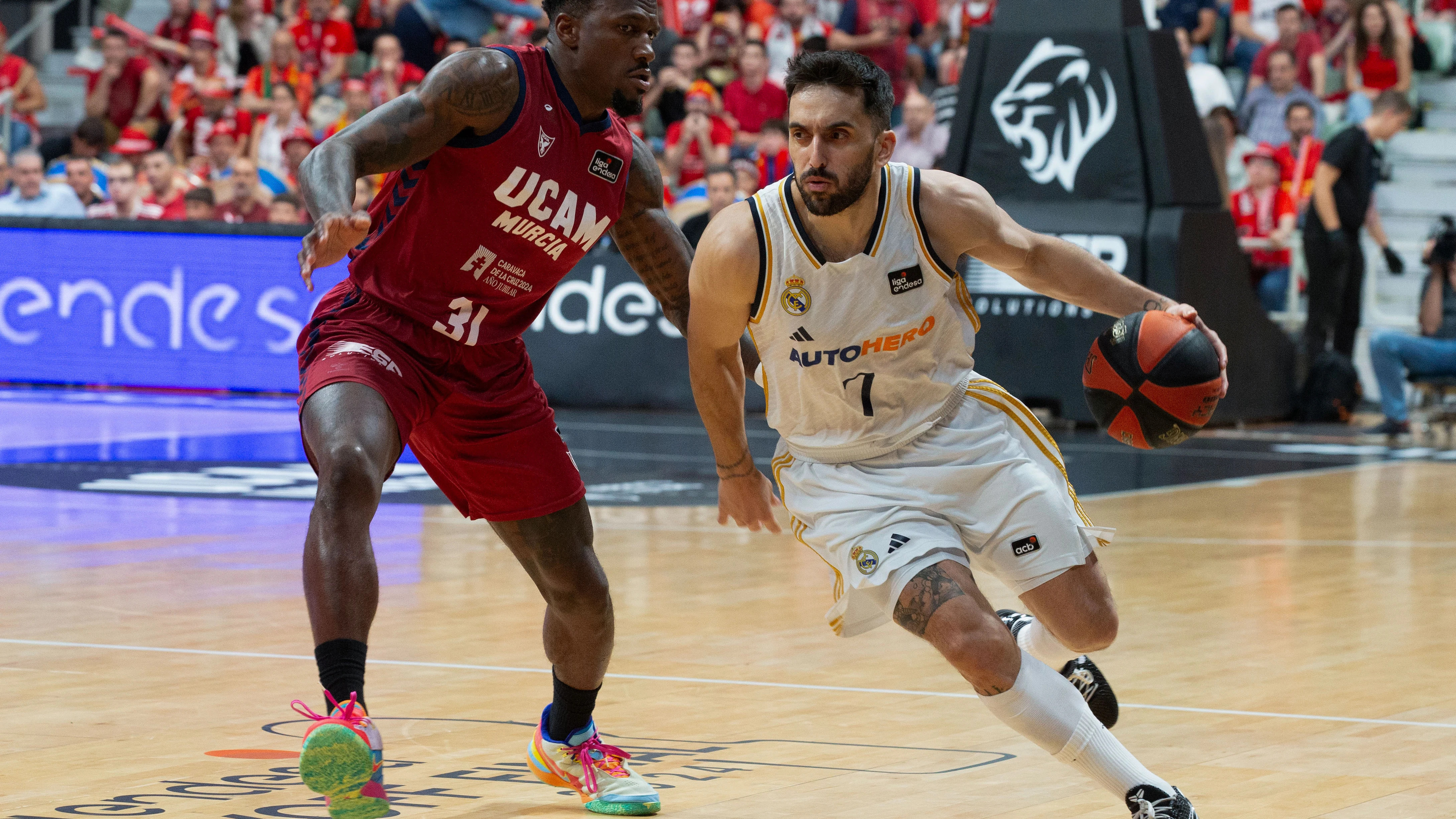 Facundo Campazzo avanza con el balón ante la presión de Dylan Ennis