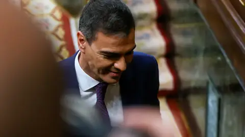 El presidente del Gobierno, Pedro Sánchez, abandona sonriente el Congreso de los Diputados