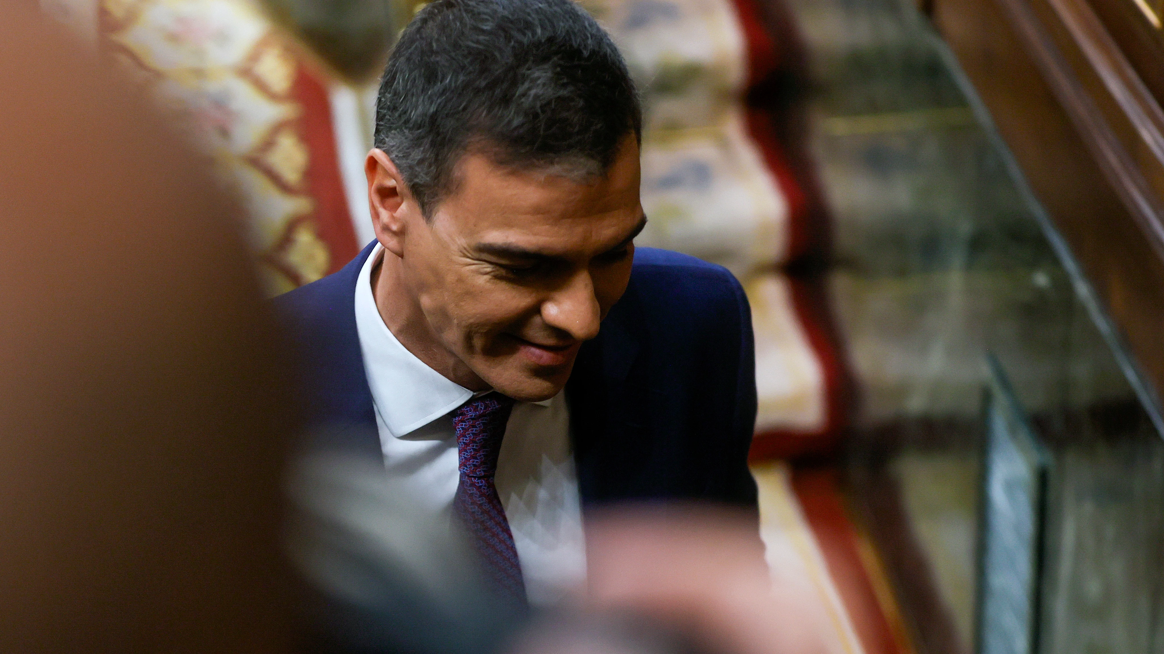 El presidente del Gobierno, Pedro Sánchez, abandona sonriente el Congreso de los Diputados