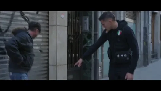 "Hay un bolso abierto en plena calle con un cuchillo": el impactante momento de 'Zazza, el italiano' en Bilbao "Hay un bolso abierto en plena calle con un cuchillo": el impactante momento de 'Zazza, el italiano' en Bilbao