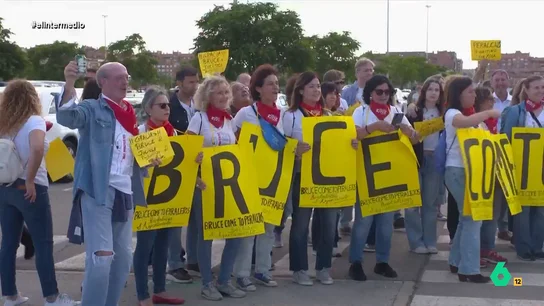 La estrategia de Peralejos para captar la atención de Bruce Springsteen: letras gigantes y su versión de 'Born in the U.S.A.' La estrategia de Peralejos para captar la atención de Bruce Springsteen: letras gigantes y su versión de 'Born in the U.S.A.'