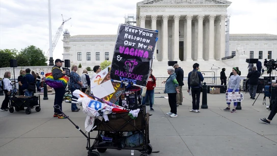 La gente se manifiesta frente a la Corte Suprema de los Estados Unidos mientras los jueces escuchan los argumentos en Moyle v La gente se manifiesta frente a la Corte Suprema de los Estados Unidos mientras los jueces escuchan los argumentos en Moyle v
