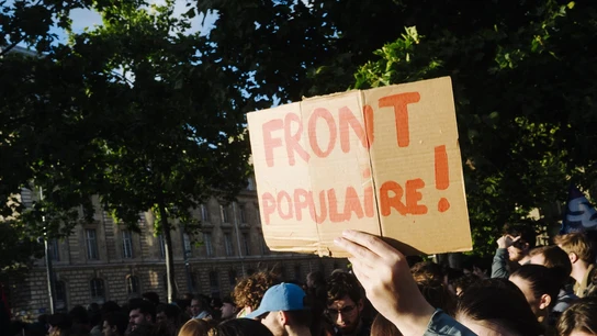 Varios miles de personas se reunieron en la Plaza de la República de París tras el anuncio de la disolución de la Asamblea Nacional Varios miles de personas se reunieron en la Plaza de la República de París tras el anuncio de la disolución de la Asamblea Nacional