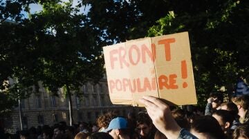 Varios miles de personas se reunieron en la Plaza de la República de París tras el anuncio de la disolución de la Asamblea Nacional