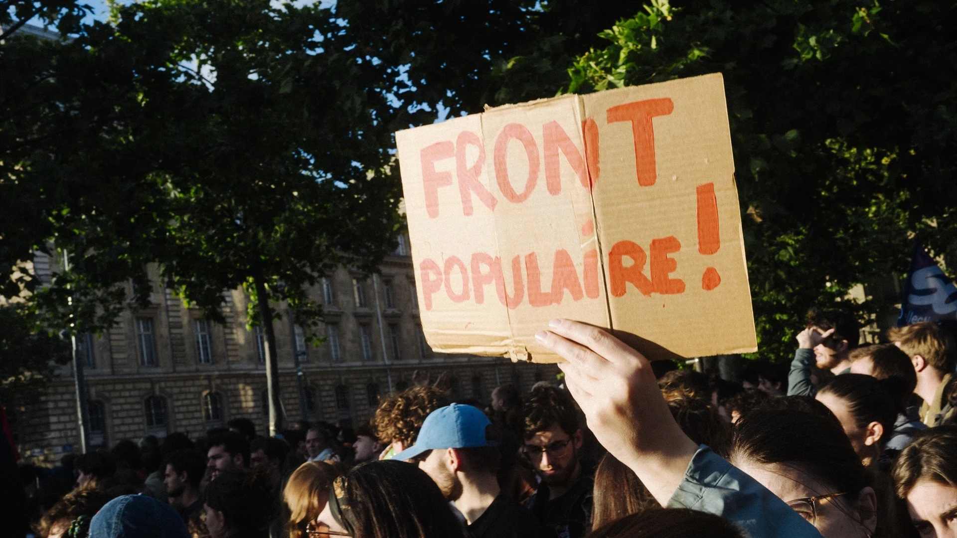 Varios miles de personas se reunieron en la Plaza de la República de París tras el anuncio de la disolución de la Asamblea Nacional