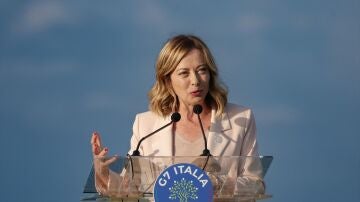 La primera ministra italiana, Giorgia Meloni, asiste a una rueda de prensa al final de la ceremonia de la bandera durante la Cumbre del G7 en Borgo Egnazia (Brindisi)