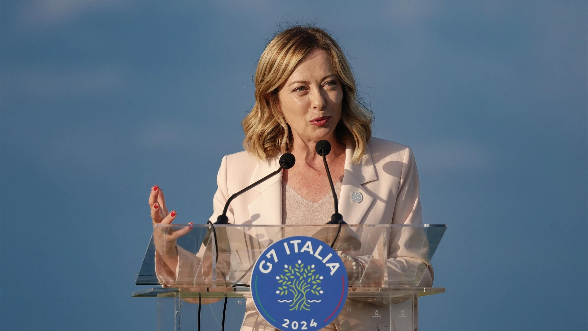 La primera ministra italiana, Giorgia Meloni, asiste a una rueda de prensa al final de la ceremonia de la bandera durante la Cumbre del G7 en Borgo Egnazia (Brindisi)