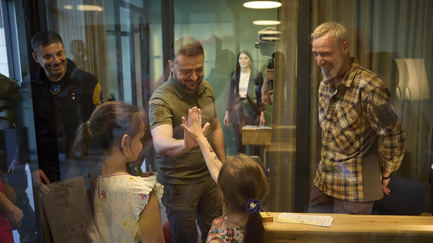 Volodímir Zelenski saluda a unos niños en la inauguración del Centro para la Protección de los Derechos del Niño, parte de la iniciativa para traer de vuelta a los niños deportados por Rusia Volodímir Zelenski saluda a unos niños en la inauguración del Centro para la Protección de los Derechos del Niño, parte de la iniciativa para traer de vuelta a los niños deportados por Rusia