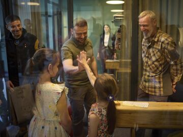 Volod&iacute;mir Zelenski saluda a unos ni&ntilde;os en la inauguraci&oacute;n del Centro para la Protecci&oacute;n de los Derechos del Ni&ntilde;o, parte de la iniciativa para traer de vuelta a los ni&ntilde;os deportados por Rusia