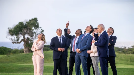 (De izquierda a derecha) la primera ministra italiana, Giorgia Meloni, el canciller alemán, Olaf Scholz, el presidente del Consejo de la UE, Charles Michel, el primer ministro británico, Rishi Sunak, el primer ministro canadiense, Justin Trudeau, el primer ministro japonés, Fumio Kishida, la presidenta de la Comisión Europea, Ursula von der Leyen, El presidente estadounidense Joe Biden y el presidente francés Emmanuel Macron (De izquierda a derecha) la primera ministra italiana, Giorgia Meloni, el canciller alemán, Olaf Scholz, el presidente del Consejo de la UE, Charles Michel, el primer ministro británico, Rishi Sunak, el primer ministro canadiense, Justin Trudeau, el primer ministro japonés, Fumio Kishida, la presidenta de la Comisión Europea, Ursula von der Leyen, El presidente estadounidense Joe Biden y el presidente francés Emmanuel Macron