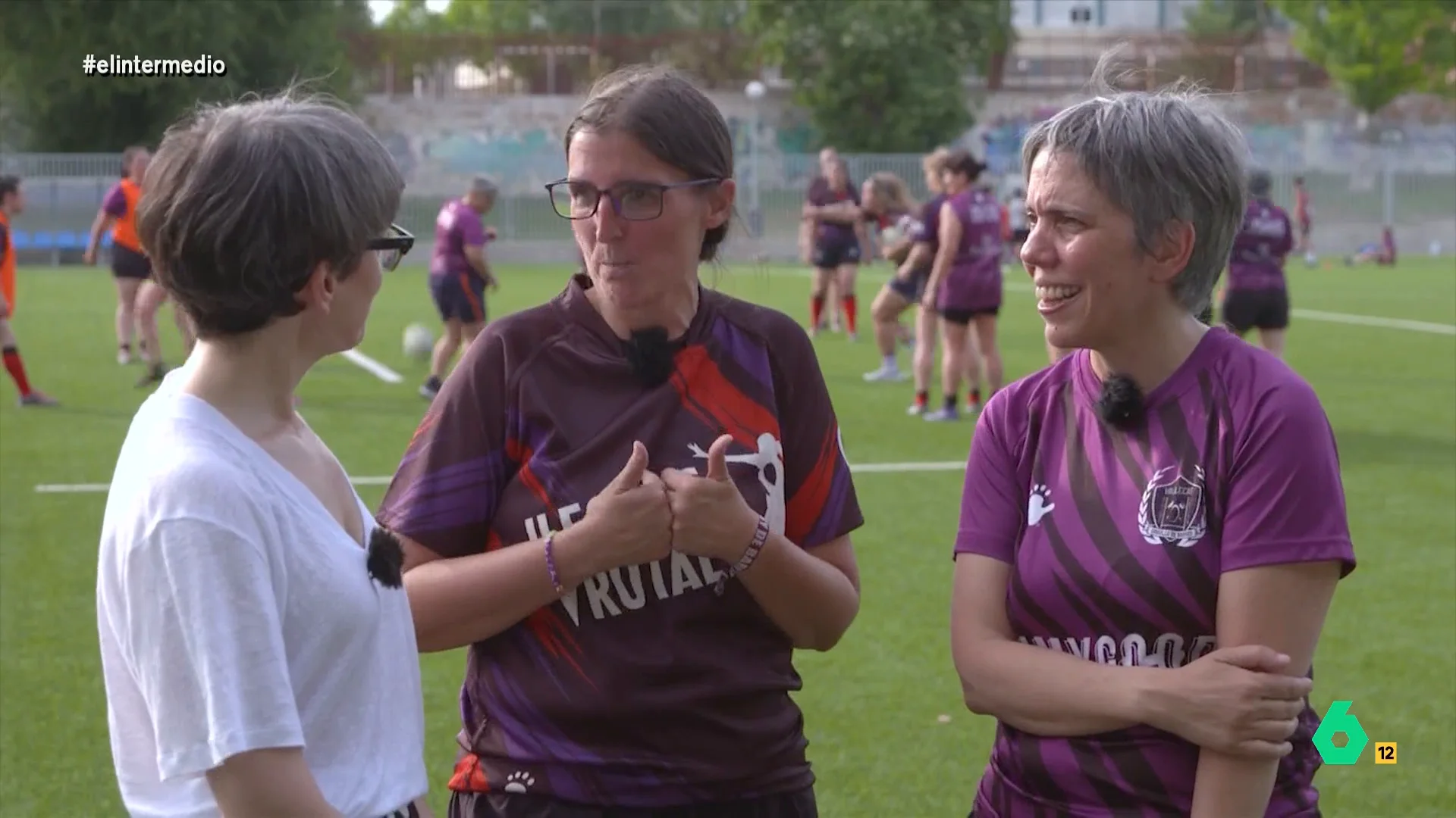 Thais Villas entrevista en este vídeo a Cristina y Ainhoa, capitana y fundadora de las 'Ilegales', un equipo femenino de rugby arraigado en el barrio de Vallecas que enfrenta los estereotipos y las desigualdad y fomenta los cuerpos no normativos.