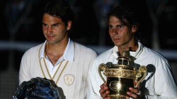 Rafa Nadal y Roger Federer en la final de Wimbledon 2008 