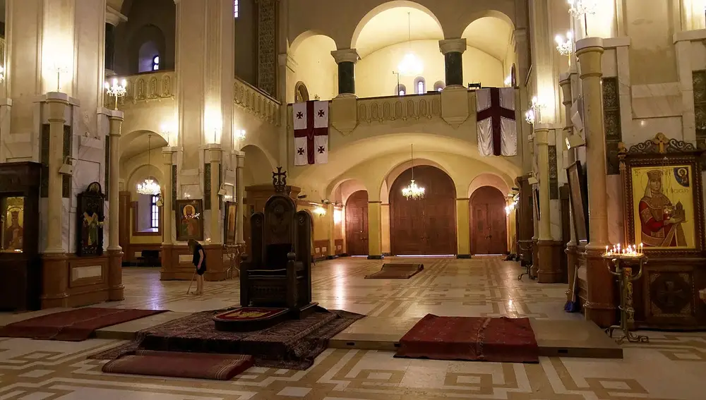Interior de la Catedral de la Santísima Trinidad de Tiflis