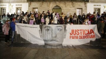 Varias personas en una concentración para pedir que el asesinato de Déborah Fernández "no quede impune"