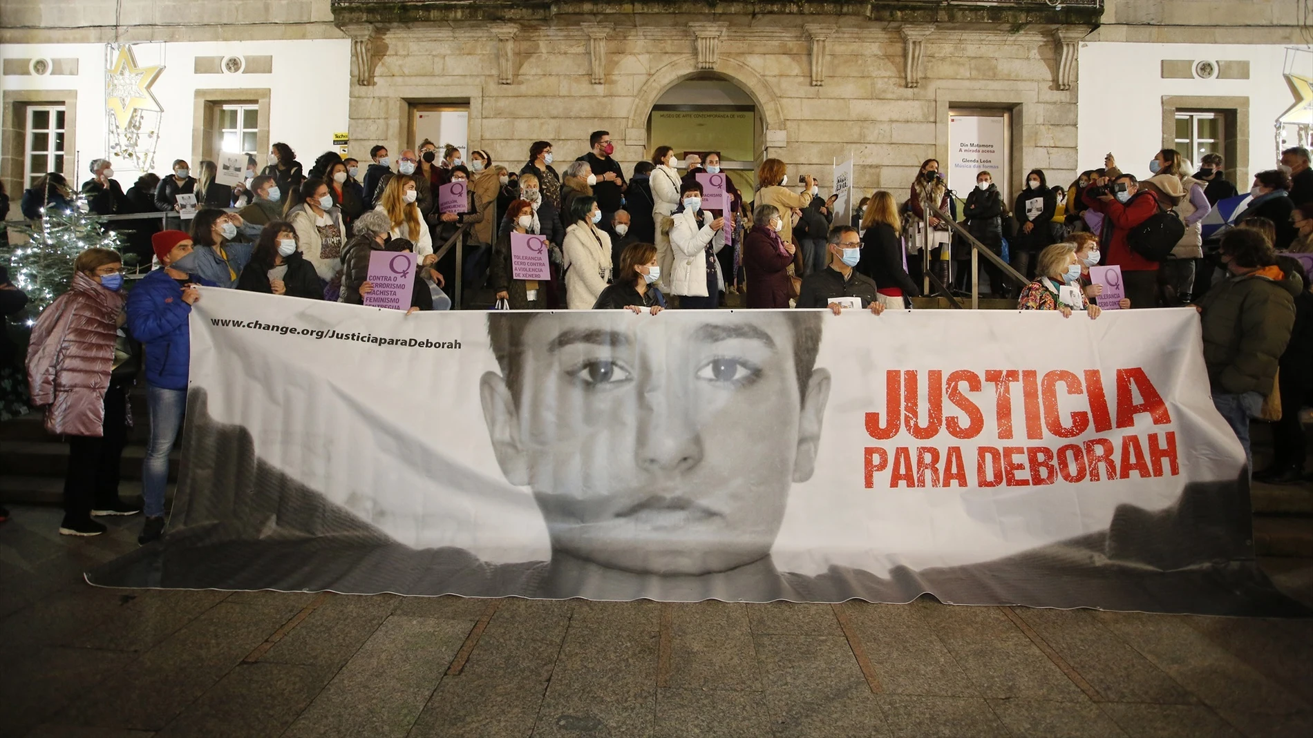 Varias personas en una concentración para pedir que el asesinato de Déborah Fernández &quot;no quede impune&quot;