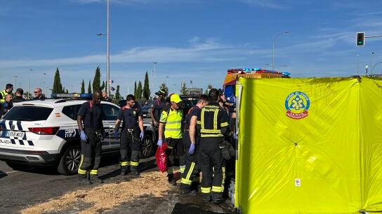 Emergencias Madrid, la Polic&iacute;a y bomberos en el lugar del tr&aacute;gico accidente frente al Metropolitano