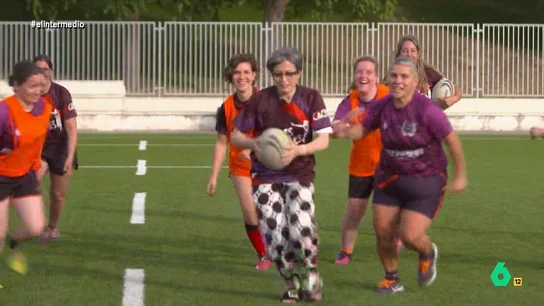 Thais Villas se apunta a un partido de rugby con las 'Ilegales': "Esto es como el pilla-pilla, ¿no?" Thais Villas visita el entrenamiento de las 'Ilegales' de Vallecas, un equipo femenino de rugby que fomenta el feminismo y los cuerpos no normativos. En este vídeo la reportera de El Intermedio se 'defiende' con el deporte de contacto y acaba manteada.