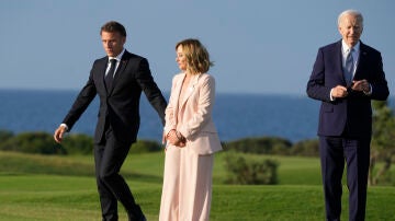 Joe Biden a la derecha de la imagen junto a Emmanuel Macron y Giorgia Meloni durante la cumbre G-7.