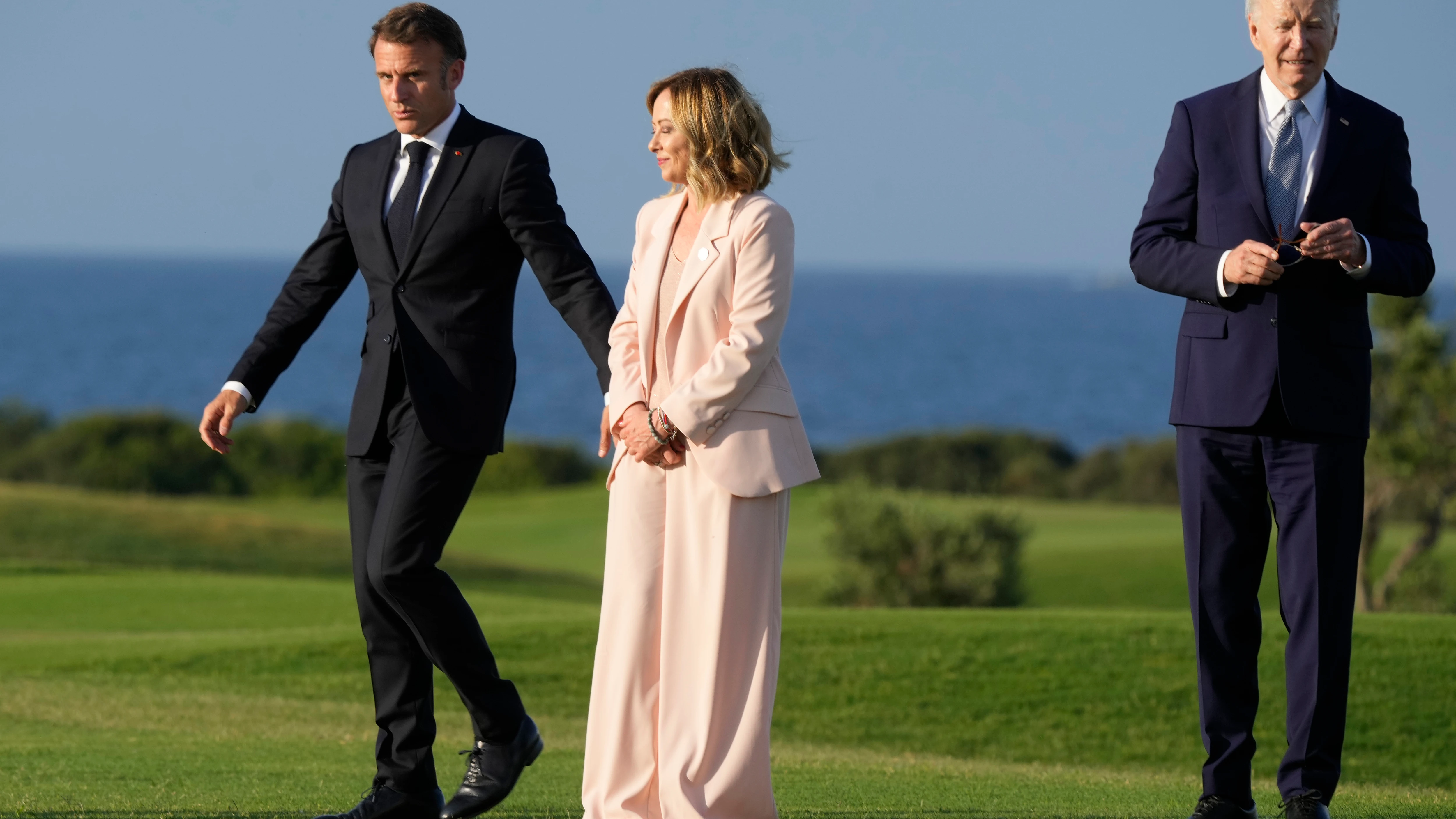 Joe Biden a la derecha de la imagen junto a Emmanuel Macron y Giorgia Meloni durante la cumbre G-7.