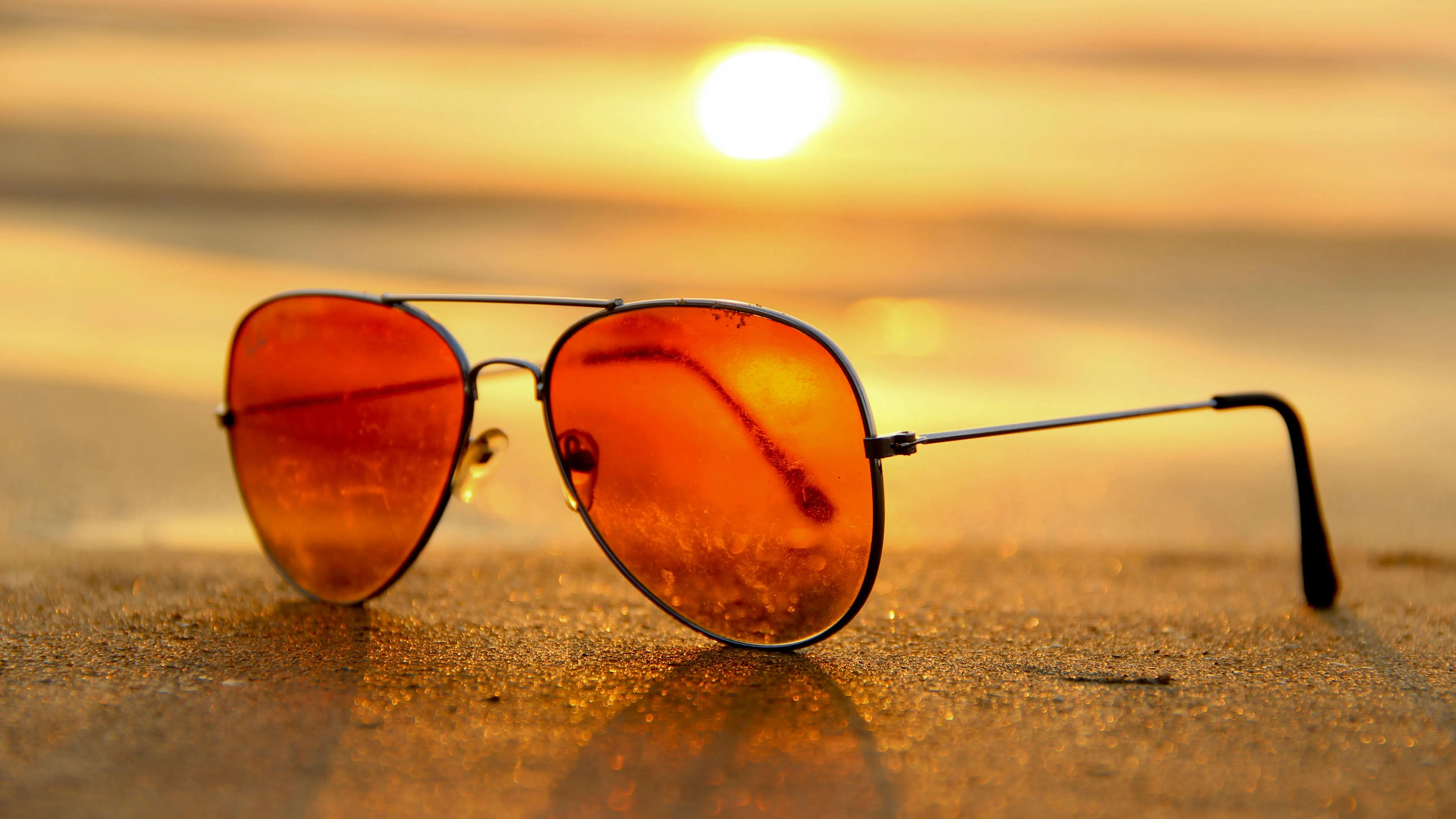 Unas gafas de sol sobre la arena de una playa en verano