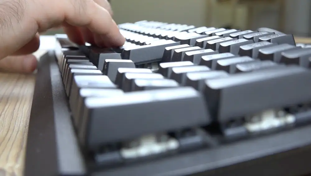 Persona escribiendo con el teclado Persona escribiendo con el teclado