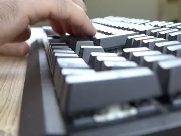 Persona escribiendo con el teclado Persona escribiendo con el teclado