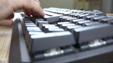 Persona escribiendo con el teclado