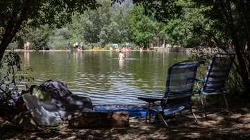 Varias personas se bañan en las Presillas, a 18 de agosto de 2023, en Rascafría, Madrid (España).