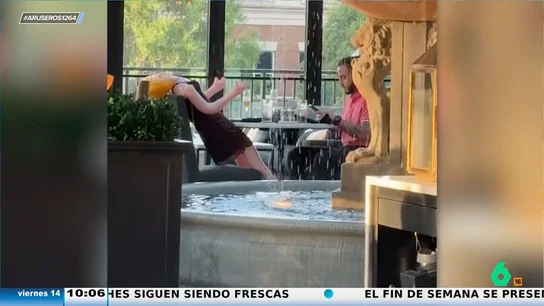 Una camarera alucina al tener que servir a un hombre que está cenando con una muñeca hinchable Una camarera alucina al tener que servir a un hombre que está cenando con una muñeca hinchable