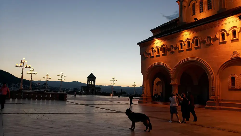 Exterior de la Catedral de la Santítima Trinidad de Tiflis de noche