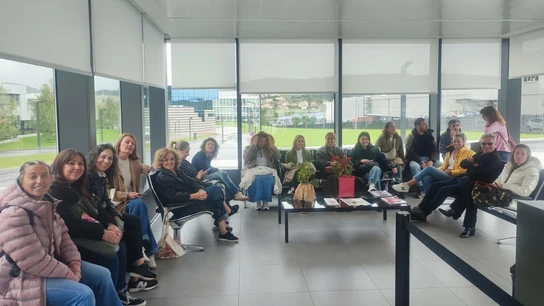 Dependientas de Inditex en el interior de la sede de Arteixo donde se han encerrado. Dependientas de Inditex en el interior de la sede de Arteixo donde se han encerrado.