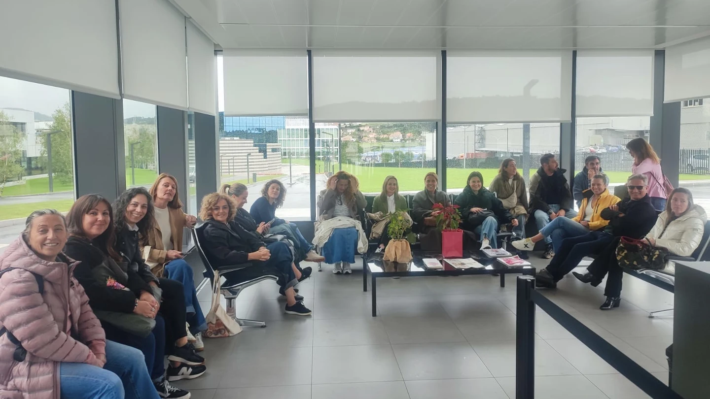 Dependientas de Inditex en el interior de la sede de Arteixo donde se han encerrado. Dependientas de Inditex en el interior de la sede de Arteixo donde se han encerrado.