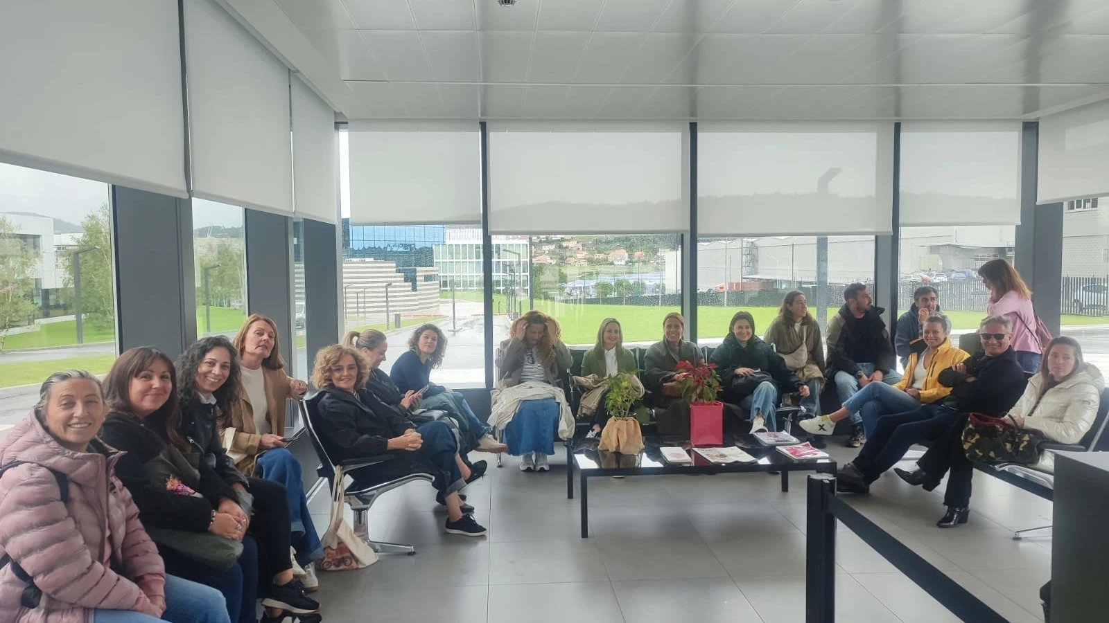 Dependientas de Inditex en el interior de la sede de Arteixo donde se han encerrado.