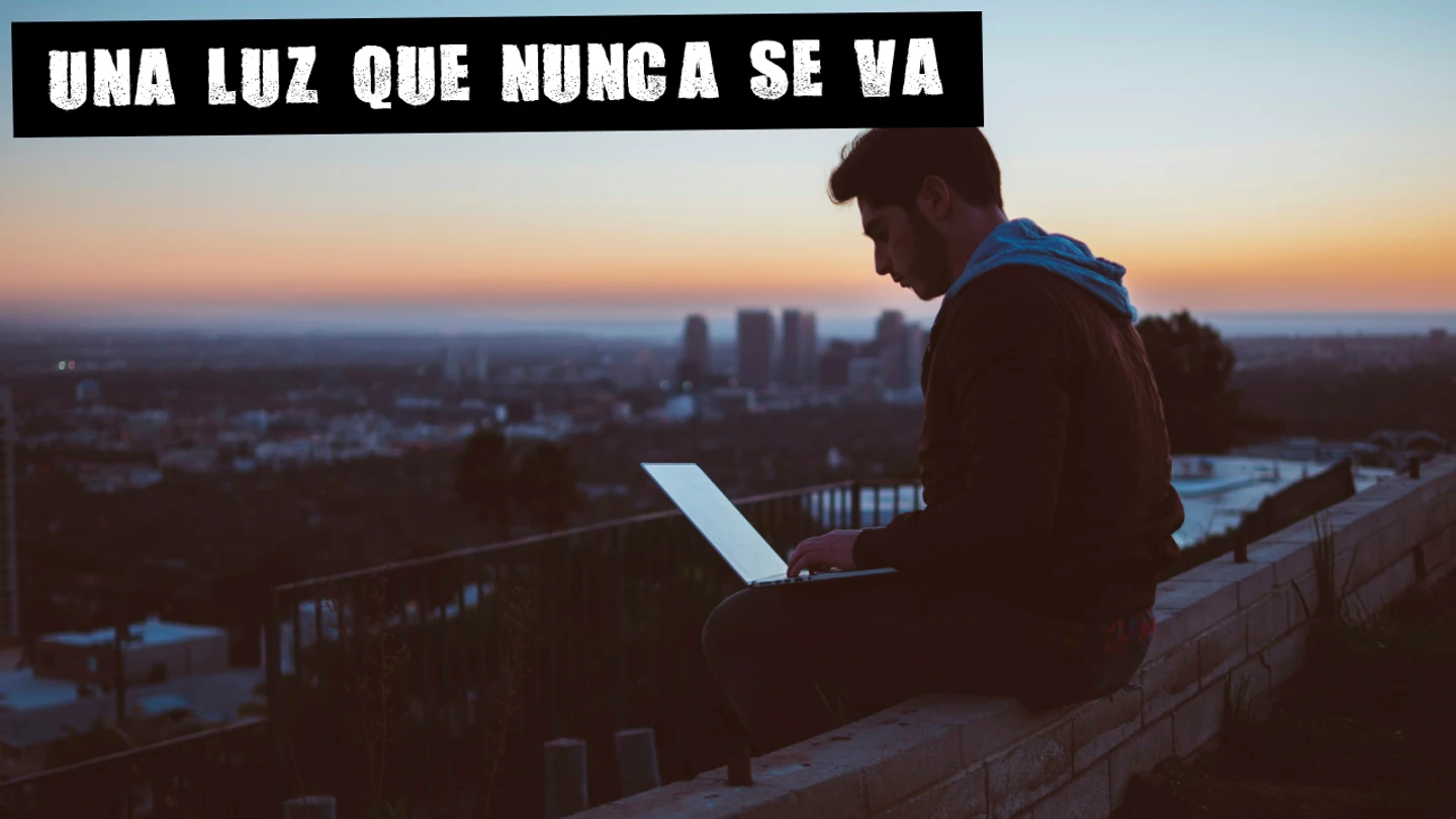 Imagen de un hombre con un portátil Imagen de un hombre con un portátil