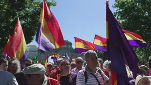 Millares de personas se manifiestan en Madrid en contra de la monarquía por el 10º aniversario del reinado de Felipe VI.