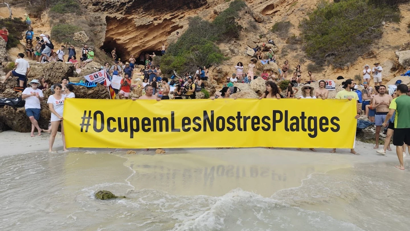 Manifestación en Caló des Moro, Mallorca, contra la masificación del turismo Manifestación en Caló des Moro, Mallorca, contra la masificación del turismo