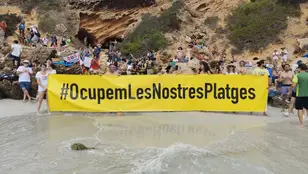 Manifestación en Caló des Moro, Mallorca, contra la masificación del turismo 